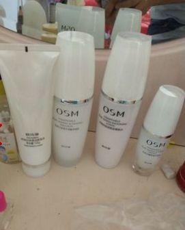 การพิมพ์แบบกำหนดเอง ISO9001 PMS สติกเกอร์ไวนิลกาวสีพิมพ์ฉลากกาวในตัว
